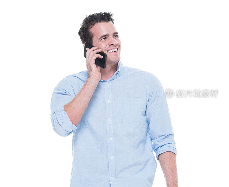 一个男人只/一人/腰部以上/正面20-29岁的成年人英俊的人白人男性/年轻男子站着穿衬衫/衬衫谁是微笑/快乐/愉快/交谈/凉爽的态度和拿着手机